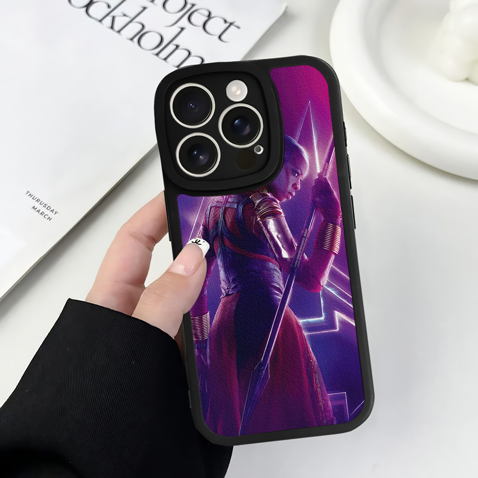 （画像用） アベンジャーズ The Avengers 【iPhone 16シリーズ対応】シリコンスマホケース（レザー調） 材質：シリコン